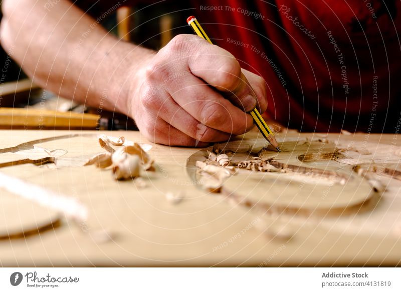Handwerker schnitzen Elemente auf Holz in der Werkstatt Beitel Holzarbeiten Kunsthandwerker Ornament Werkzeug Gerät Tischlerin Kunstgewerbler männlich