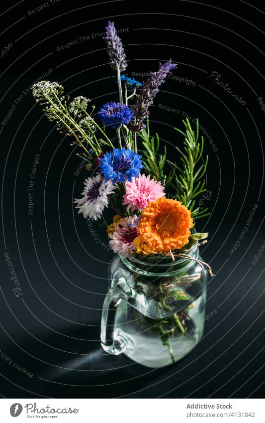 Vase mit Wildblumen im Atelier Blumenstrauß filigran farbenfroh Blüte frisch Blütezeit geblümt Haufen Pflanze Glas Tasse natürlich Zusammensetzung romantisch