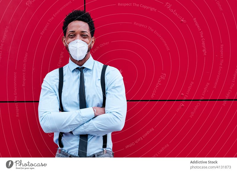 Afroamerikanischer Mann mit Atemschutzgerät auf der Straße behüten Mundschutz elegant Bund 19 Coronavirus Ausbruch Großstadt Pandemie urban schwarz