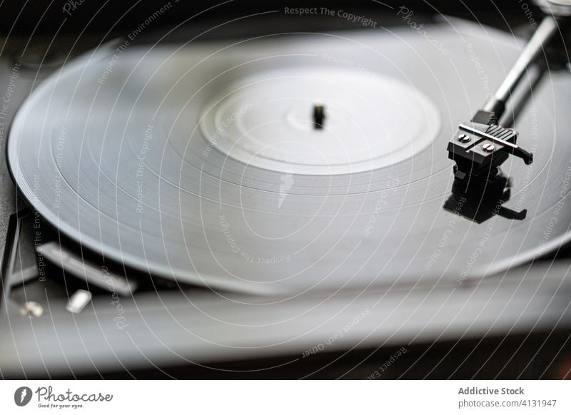 Eine Schallplatte dreht sich auf einem Plattenspieler Musik Plattenteller Aufzeichnen Klang alt Entertainment Scheibe retro Audio Spieler Vinyl altehrwürdig