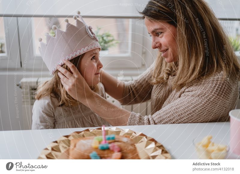 Mutter setzt Tochter im Urlaub eine dekorative Krone auf Geburtstag Prinzessin Liebe handgefertigt Party feiern heimwärts Filz Kind Veranstaltung Spaß