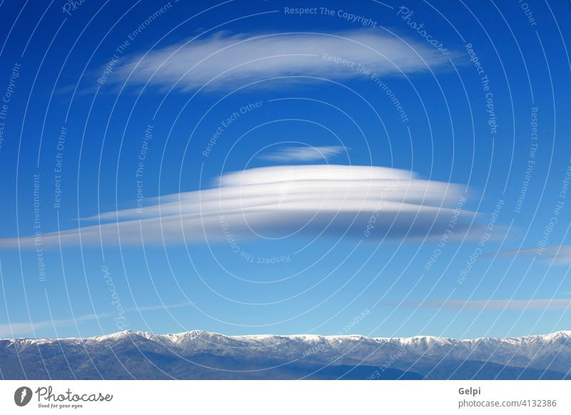 Große Lenticularis-Wolke und verschneiter Berg lenticularis linsenförmig Altokumulus Berge u. Gebirge Himmel Landschaft Gipfel Wolken Cloud Wind Spanien