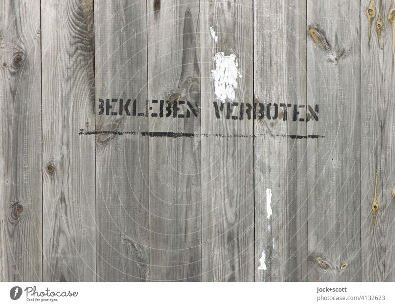 BEKLEBEN VERBOTEN Holzwand Bauzaun Holzzaun Aufschrift Verbote Typographie Schablonenschrift Vandalismus Schriftzeichen Holzbrett Wort Zahn der Zeit