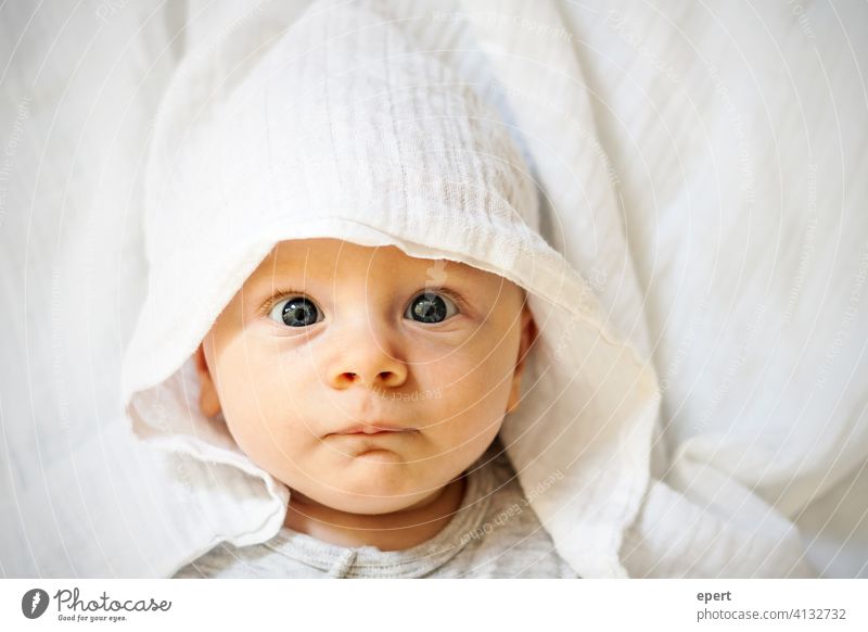 Was guckst du?! Baby Augen Kind Tuch Mütze Porträt süß schön klein erwartungsvoll verblüfft