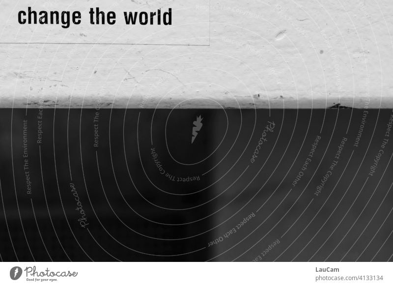 Schwarzer Schriftzug "change the world" auf einem weißen Stahlträger Veränderung Welt Aufruf Aufruf zum Handeln Umwelt Umweltschut Buchstaben Worte