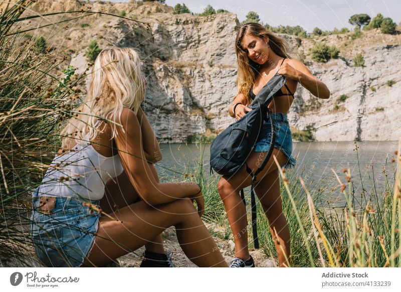 Reisende Freundinnen in der Nähe des Sees im Sommer Urlaub Frauen Zusammensein sich[Akk] entspannen reisen Tourismus Ufer Inhalt Wasser Natur ruhen Küste