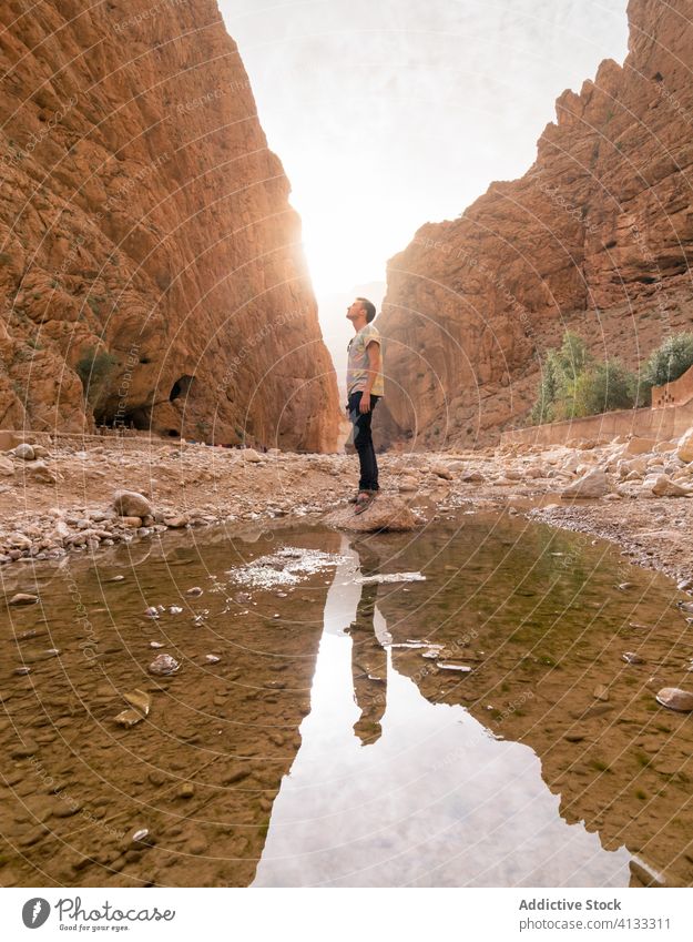 Männlicher Reisender in einer Schlucht am Wasser Klippe reisen Mann bewundern Stein rau Berge u. Gebirge erstaunlich männlich Marokko Afrika Tourist Natur