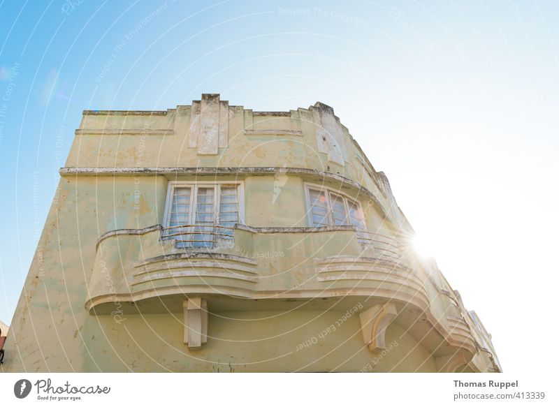 Gelbes Haus vor blauem Himmel Renovieren Portimao Portugal Europa Kleinstadt Stadt Altstadt Menschenleer Einfamilienhaus Bauwerk Gebäude Architektur kaputt