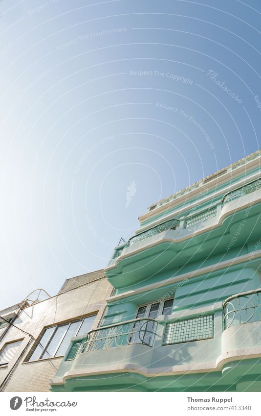 Mintgrünes Haus vor blauem Himmel Häusliches Leben Wohnung Wolkenloser Himmel Wetter Schönes Wetter Portimao Portugal Europa Kleinstadt Stadt Bauwerk Gebäude
