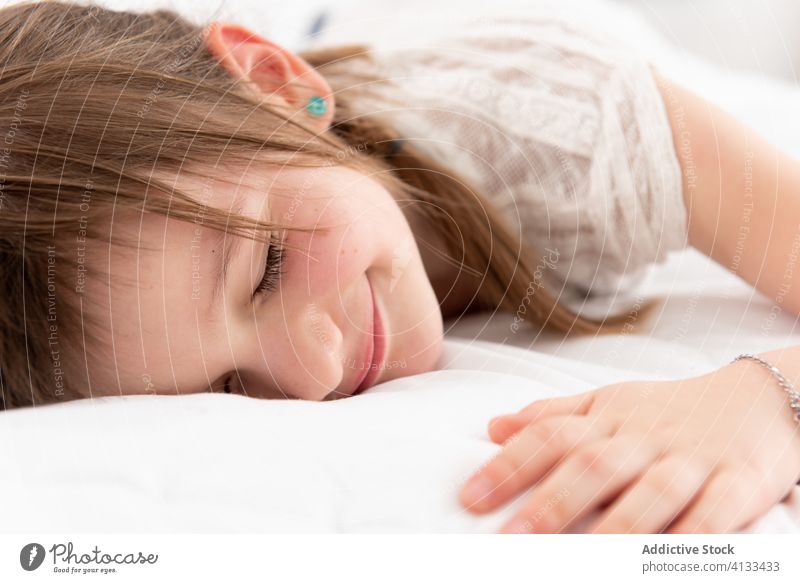 Nettes Mädchen entspannt auf dem Bett Lügen sich[Akk] entspannen Kind niedlich weich Wochenende heimwärts ruhen Kindheit gemütlich Komfort Schlafzimmer flach