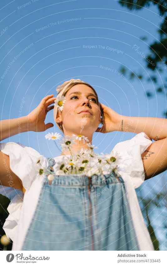 Junge Frau mit Blumen auf einer Wiese Blumenstrauß nachdenklich frisch Freiheit Glück Sommer genießen besinnlich Arme ausbreiten Arme hochgezogen Truhe Kamille