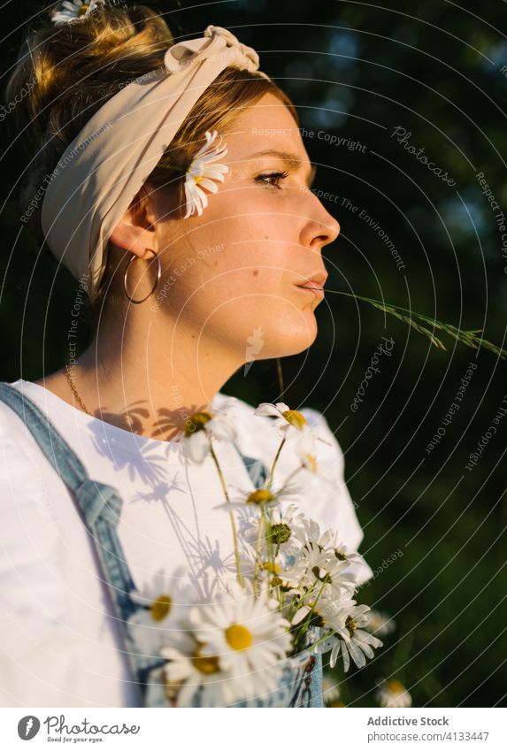 Junge Frau mit Blumen auf einer Wiese Blumenstrauß nachdenklich frisch Freiheit Sommer genießen besinnlich Truhe Kamille Feld Natur sonnig Tag grün