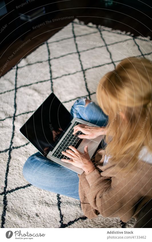 Vielbeschäftigte weibliche Freiberuflerin tippt am Computer nachdenklich freiberuflich Tippen Frau Laptop Projekt benutzend Arbeit online selbständig Browsen