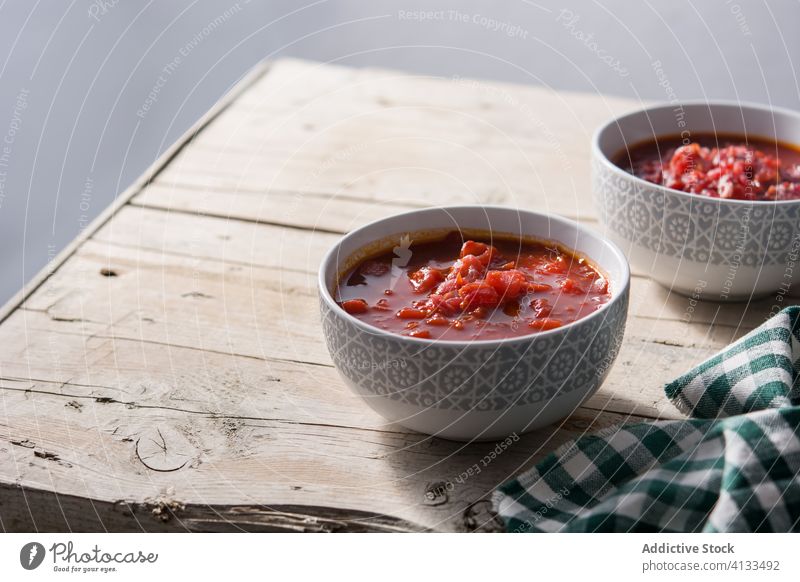 Traditioneller ukrainisch-russischer Borschtsch Ukrainer Speck Rübe Rote Beete borscht Schalen & Schüsseln gekocht Küche Diät Abendessen Lebensmittel Knoblauch