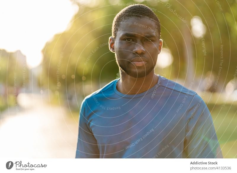Porträt eines schwarzen Mannes im Park Person Erwachsener männlich Menschen Hintergrund Gesicht jung in die Kamera schauen Afrikanisch