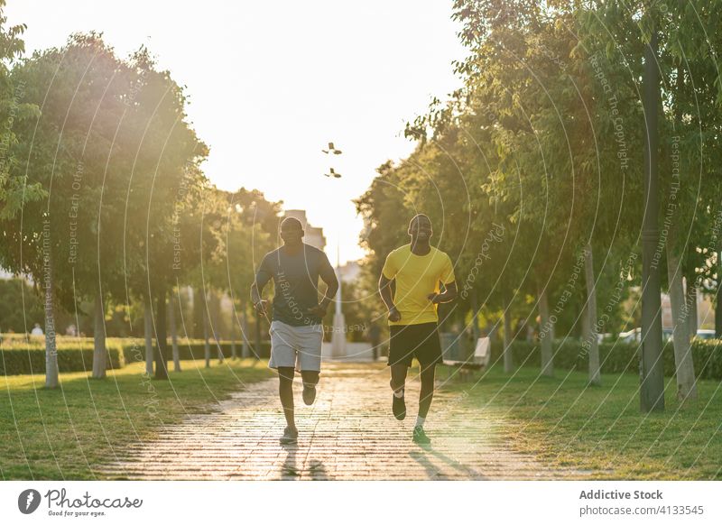 Zwei schwarze Männer laufen im Freien Afrikanisch Mann joggen Training Fitness Sport Gesundheit Park Läufer aktiv passen Menschen Jogger Lifestyle Sommer