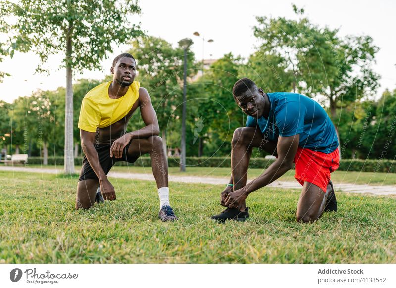 Schwarze sportliche Männer beim Ausruhen im Park Arbeit Lifestyle Pause aussruhen Erwachsener sich[Akk] entspannen Menschen Person bequem Mann frei Erholung