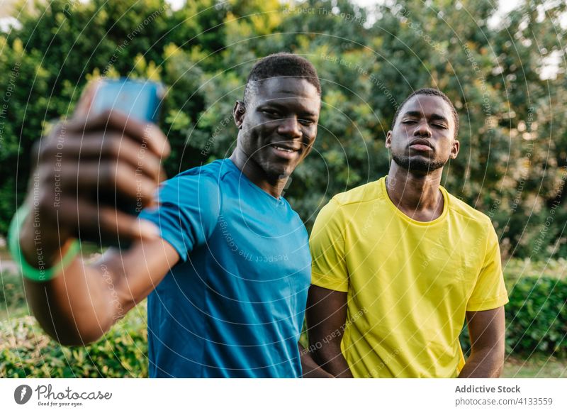 Zwei schwarze Männer beim Selbstmord Telefon Selfie Glück Park männlich im Freien Mobile Lächeln Afrikanisch Menschen jung Fröhlichkeit heiter Erwachsener