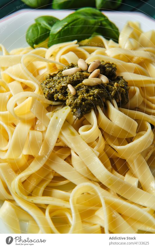 Schmackhafte Pasta mit Pesto-Salsa und frischem Basilikum im Restaurant Spätzle Saucen Kiefer Nut Mittagessen geschmackvoll Lebensmittel Speise Tagliatelle