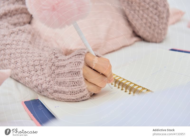Frau macht sich auf dem Bett Notizen im Tagebuch zur Kenntnis nehmen Notebook gemütlich träumen schreiben Lügen sich[Akk] entspannen Tee Notizblock weich