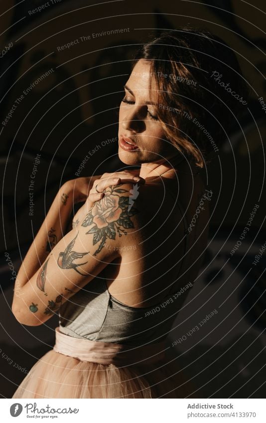 Elegante Tänzerin an der Wand stehend Frau Kunst Windstille modern Tattoo kreativ besinnlich jung Tutu sich[Akk] entspannen Dame nachdenklich charmant
