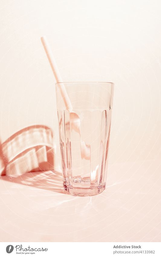 Leeres Glas mit Strohhalm im Atelier leer Glaswaren Kristalle trinken Getränk Erfrischung durchsichtig kalt Kunststoff Sommer dienen kreativ einfach sehr wenige