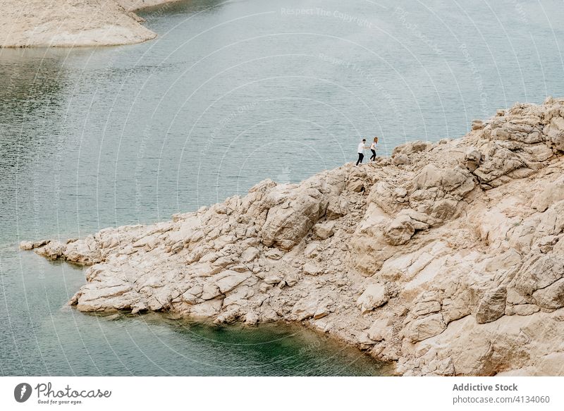 Unbekanntes Paar geht am felsigen Meeresufer spazieren reisen Küste rau Zusammensein Partnerschaft MEER Natur Wasser Ufer Felsen Reise Spaziergang Ausflug Liebe