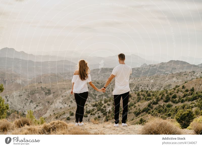 Junges verliebtes Paar genießt in den Bergen Glück romantisch Liebe Berge u. Gebirge Natur jung Reise Zusammensein Spaß haben Hügel Partnerschaft reisen Urlaub