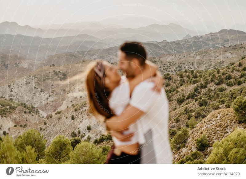 Junges verliebtes Paar genießt in den Bergen Glück romantisch Liebe Berge u. Gebirge Natur jung Reise Zusammensein Spaß haben aufgeregt Hügel Partnerschaft