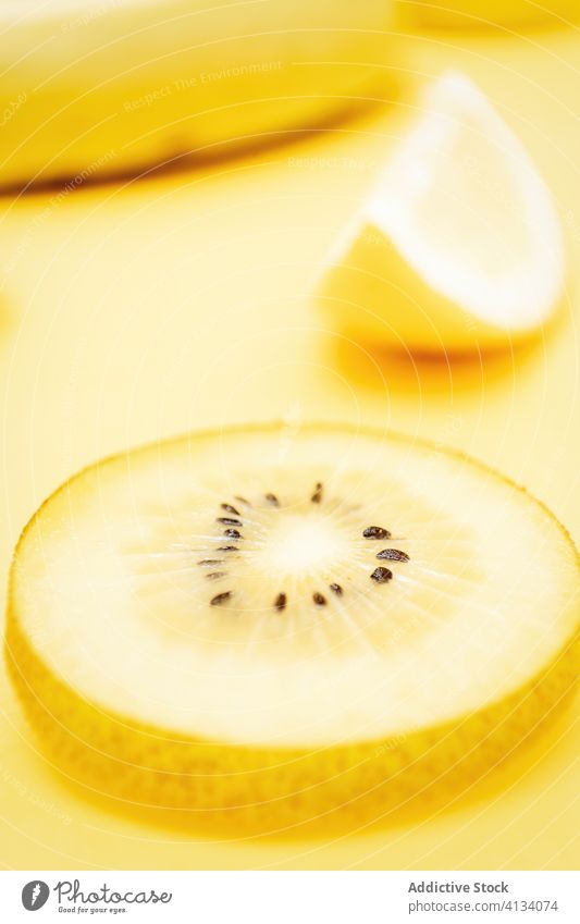 Erfrischende Früchte auf gelbem Hintergrund Frucht Farbe pulsierend lebhaft kreativ gesunde Ernährung Ordnung verschiedene Zusammensetzung Vitamin Zitrusfrüchte