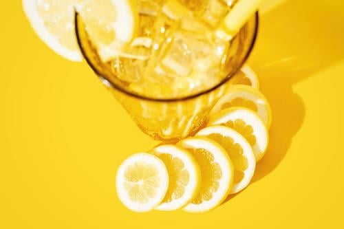 Frischobst-Cocktail mit Strohhalm frisch kalt Erfrischung Zitrone trinken Getränk Kiwi natürlich Frucht Saft Zitrusfrüchte Tisch Glas lecker Atelier Gesundheit