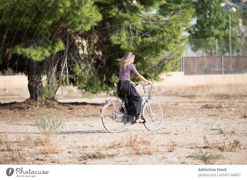 Ruhige Frau mit Fahrrad im Park Sommer Wochenende genießen Spaziergang Radfahrer Windstille sonnig ruhig Gelassenheit Outfit tagsüber ruhen sich[Akk] entspannen