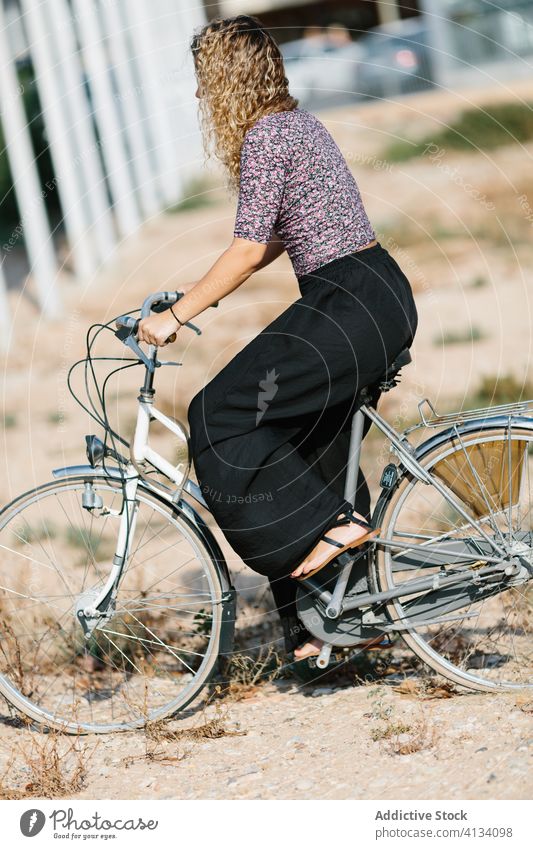Ruhige Frau mit Fahrrad im Park Sommer Wochenende genießen Spaziergang Radfahrer Windstille sonnig ruhig Gelassenheit Outfit tagsüber ruhen sich[Akk] entspannen
