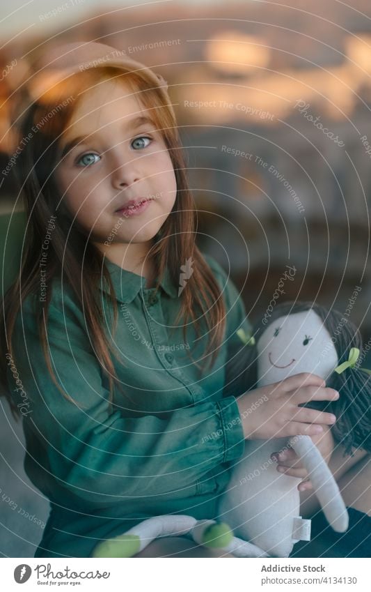 Süßes Mädchen mit Plüschtier zu Hause bezaubernd Kind Spielzeug Puppe charmant gemütlich heimwärts Kindheit niedlich heiter sich[Akk] entspannen unschuldig