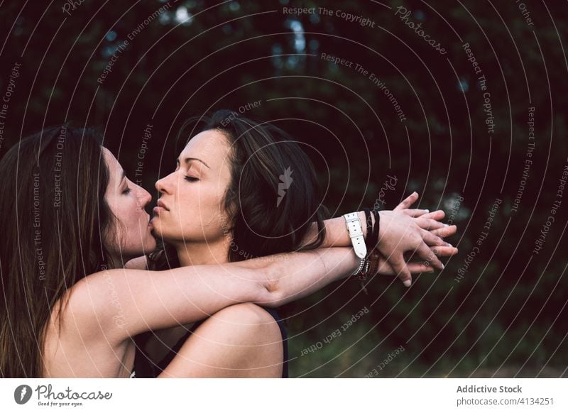 Junges lesbisches Paar küsst sich auf der Straße Frauen Kuss Sommer gleichgeschlechtlich Sommerzeit Augen geschlossen tagsüber Natur schlendern Spaziergang jung