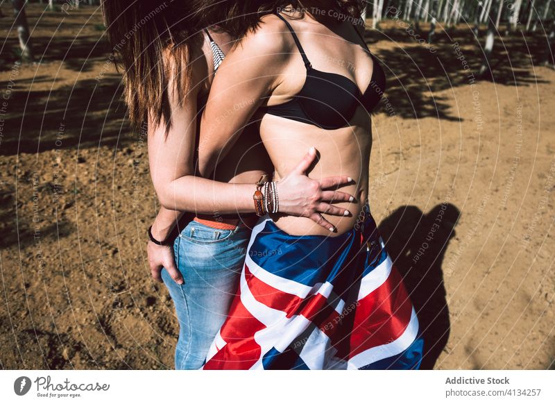 Anonymes junges Frauenpaar, das sich im Park küsst Paar lesbisch Sommerzeit Umarmung Unterwäsche Liebhaber Dessous BH anhaben Großbritannien England schwul