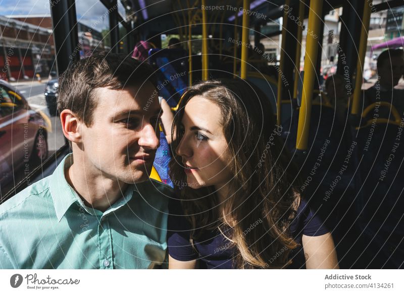 Verliebtes Paar hält Hände im Bus Händchenhalten Angebot Liebe Partnerschaft Öffentlich Verkehr Passagier Zusammensein London England vereinigtes königreich