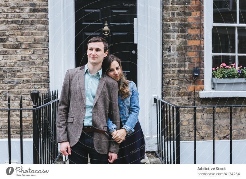 Ehepaar in der Nähe eines Gebäudes an der Straße schäbig Paar Großstadt Zusammensein Liebe Partnerschaft romantisch Außenseite London England