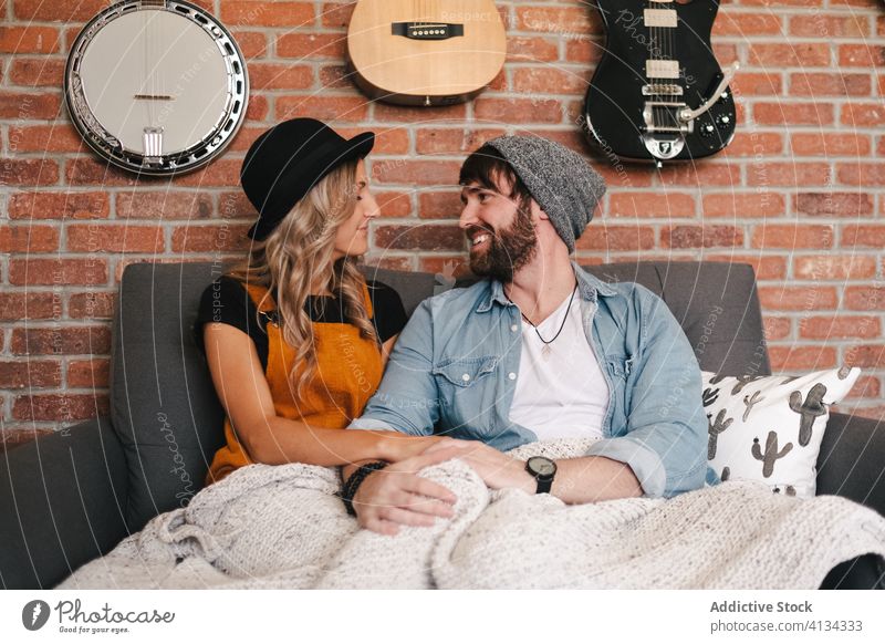 Glückliches Paar mit geschlossenen Augen, das sich zu Hause auf dem Sofa ausruht Umarmen Liebe kuscheln Hipster Loft Freund Zuneigung Zusammensein positiv