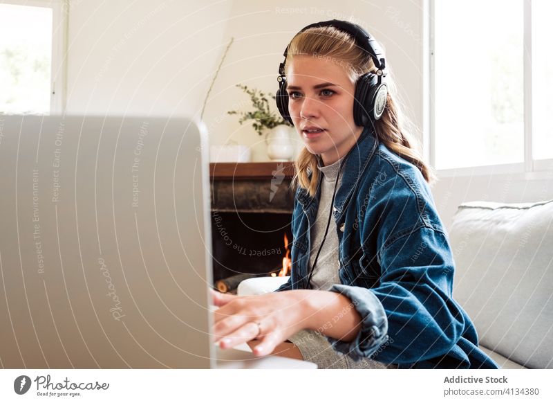 Junge Frau spielt Synthesizer zu Hause spielen Klavier lernen online heimwärts Musik elektronisch Musiker Laptop Tutorial jung Komponist modern Gerät Apparatur