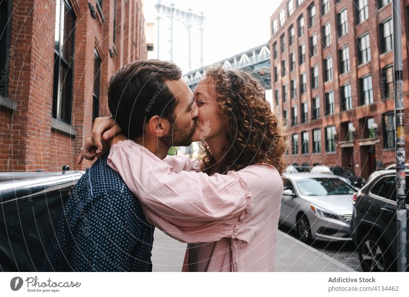 Zärtliches Paar, das sich auf der Straße küsst Kuss sanft Umarmen Großstadt Spaziergang schlendern Zusammensein Partnerschaft New York State amerika