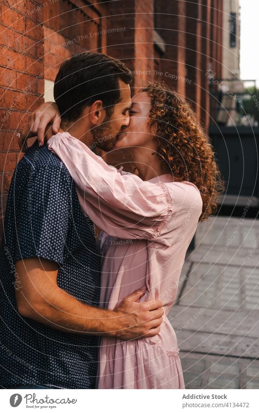 Lächelndes Paar, das sich auf der Straße küsst Liebe Kuss Umarmung Großstadt Partnerschaft Umarmen Zusammensein sonnig romantisch New York State amerika