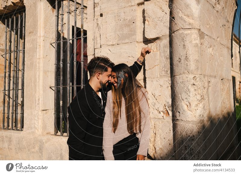 Glückliches, verliebtes junges Paar in der Nähe eines verwitterten Gebäudes Liebe Zusammensein Partnerschaft romantisch Stein genießen Termin & Datum Romantik