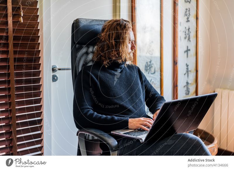 Hübscher Mann arbeitet zu Hause am Desktop-Computer Tippen Keyboard freiberuflich heimwärts abgelegen Arbeit benutzend männlich ernst Projekt beschäftigt