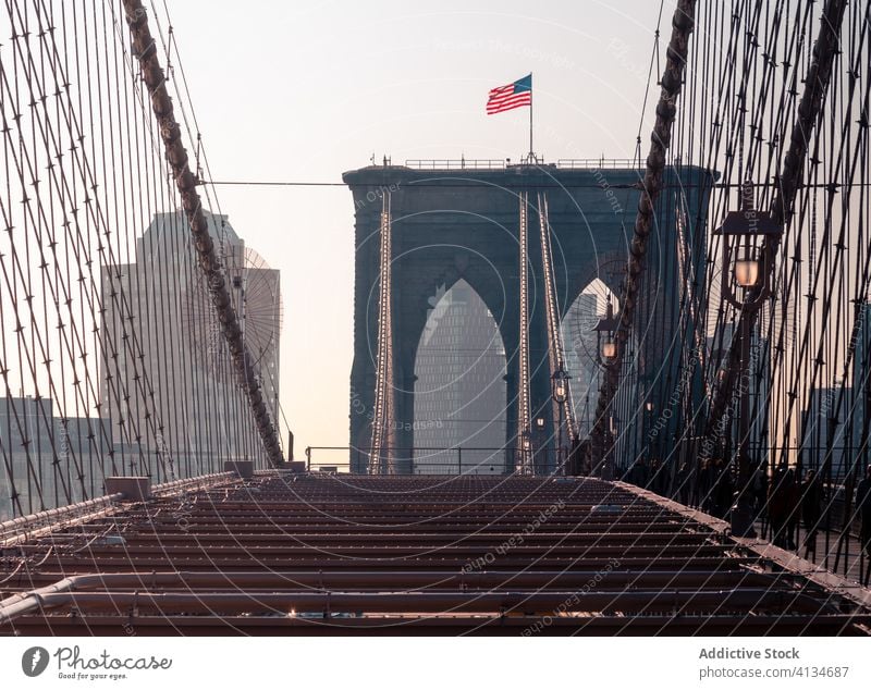 Die Sonne scheint über eine Hängebrücke in der Stadt Brücke Brooklyn Architektur New York State Wahrzeichen berühmt Skyline Großstadt Gebäude Suspension
