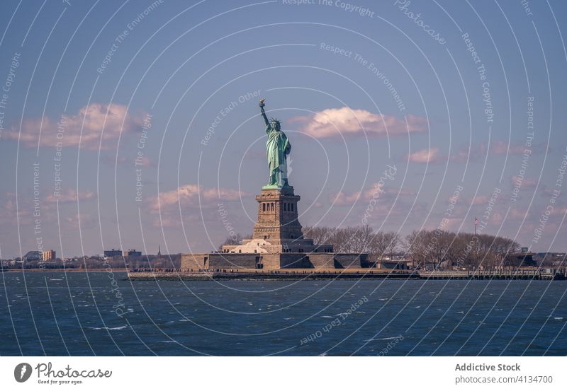 Berühmte Freiheitsstatue gegen bewölkten Himmel Statue New York State Bildhauerei berühmt Sicht amerika Wahrzeichen Architektur reisen Tourismus USA