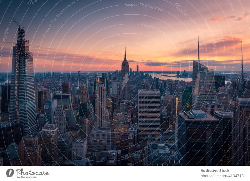Abendliches Stadtbild einer modernen Megalopolis Turm Wolkenkratzer Architektur Manhattan New York State Sonnenuntergang Großstadt Gebäude berühmt Revier Himmel