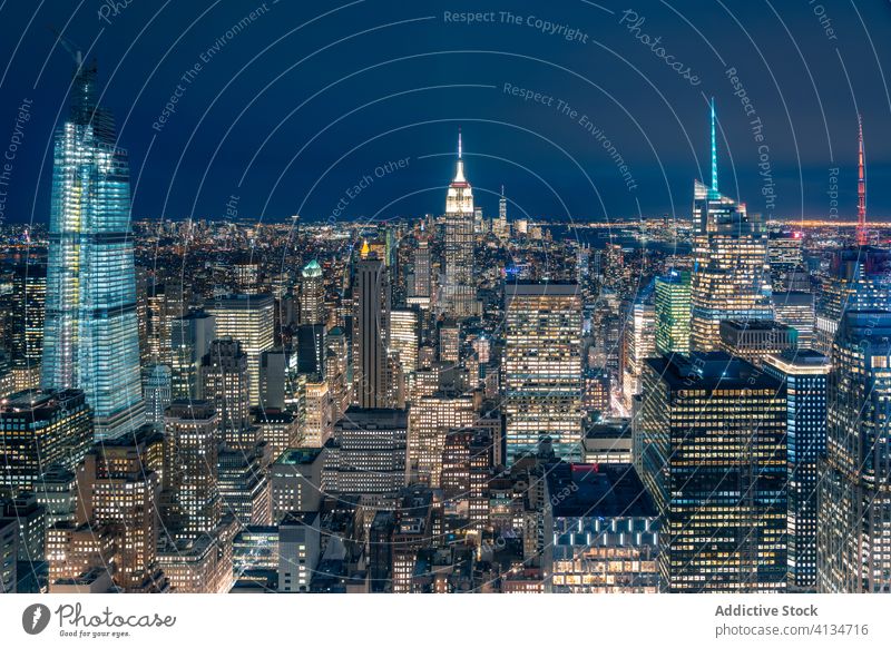 Nächtliche Stadtlandschaft mit moderner Architektur Stadtbild New York State Nacht Turm Wolkenkratzer Manhattan leuchten Großstadt Gebäude Aussichtspunkt Revier