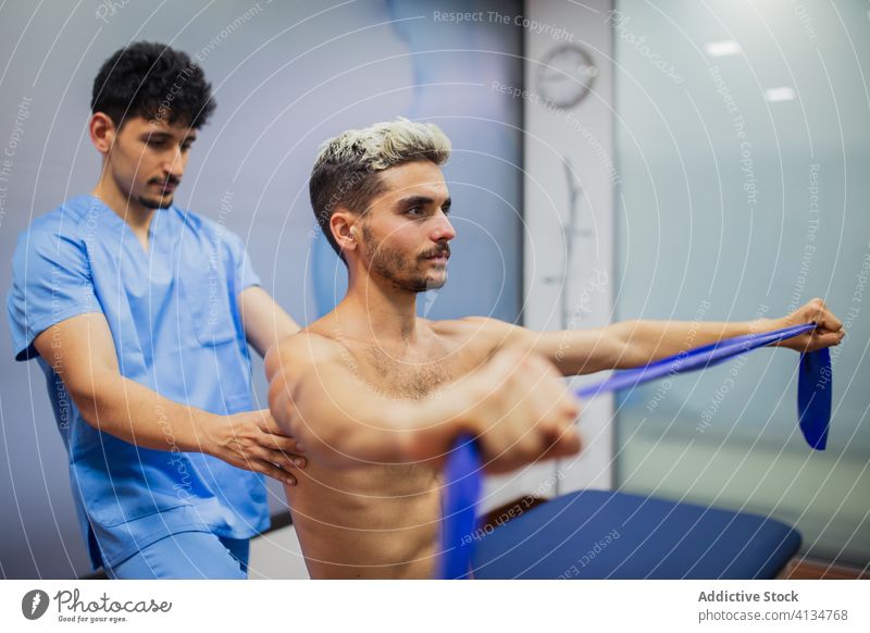 Chiropraktiker untersucht den Rücken eines fitten männlichen Patienten im Krankenhaus geduldig Klebeband elastisch Rehabilitation Zeitraum Sport Medizin Arzt
