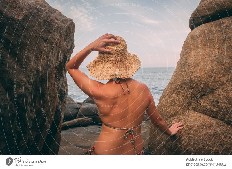 Anonyme reisende Frau an felsiger Meeresküste MEER Feiertag Sommer Saison Felsen bewundern Meeresufer Tourist Stein spektakulär Meereslandschaft Ufer Urlaub